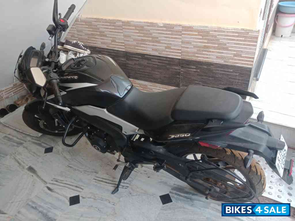 Black Bajaj Dominar 250
