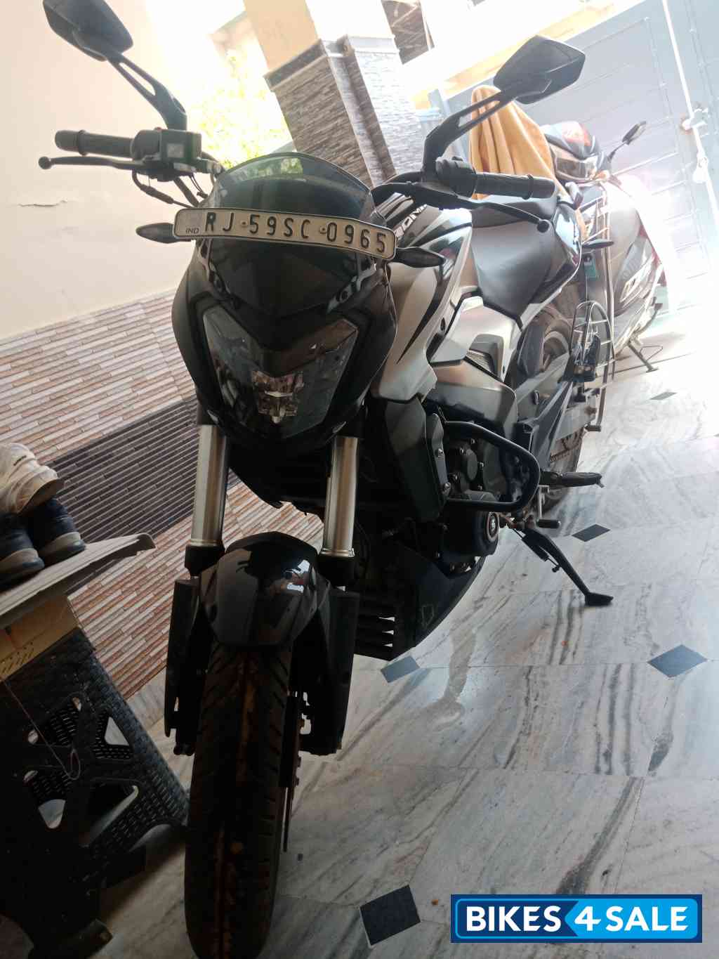 Black Bajaj Dominar 250