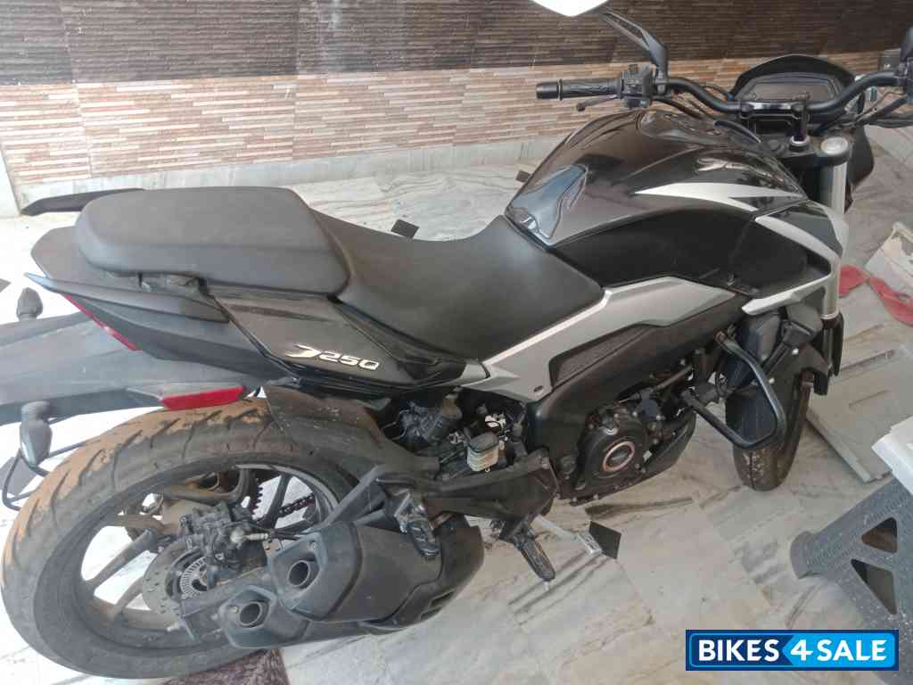 Black Bajaj Dominar 250