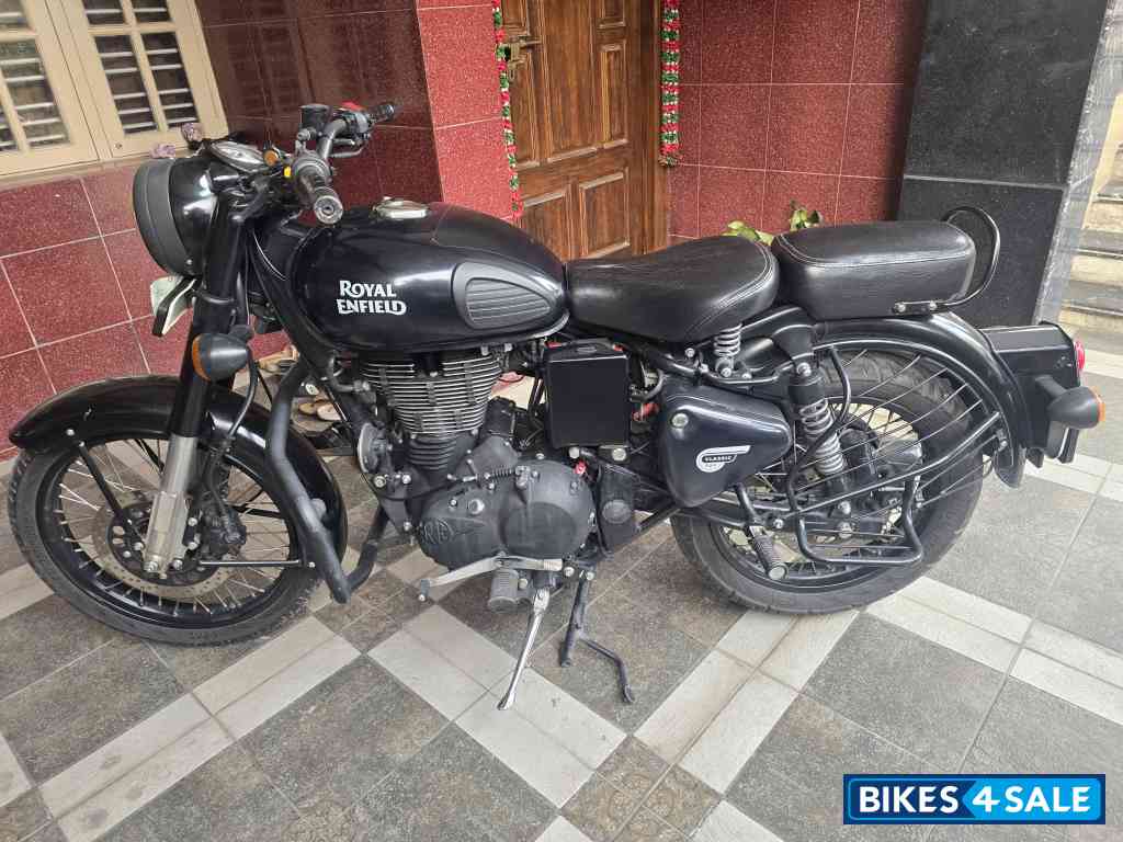 Royal Enfield Classic Stealth Black