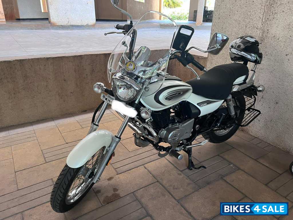 Moon White Bajaj Avenger Cruise 220 BS6