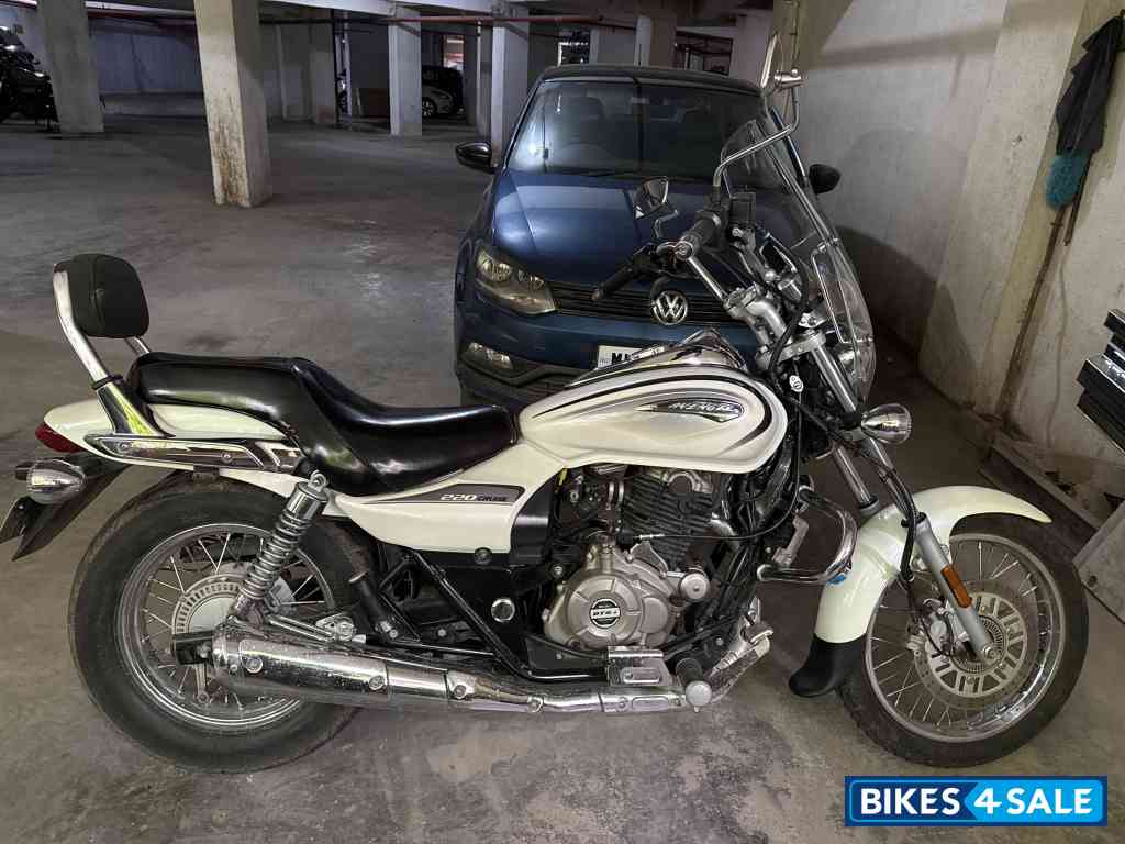 Moon White Bajaj Avenger Cruise 220 BS6