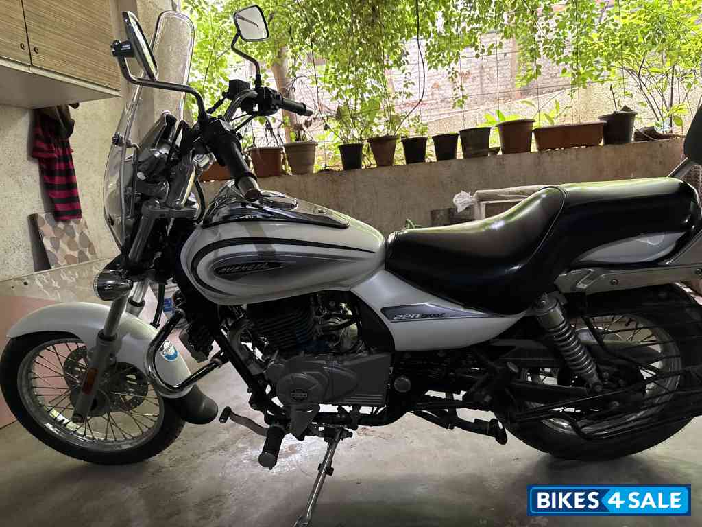 Moon White Bajaj Avenger Cruise 220 BS6