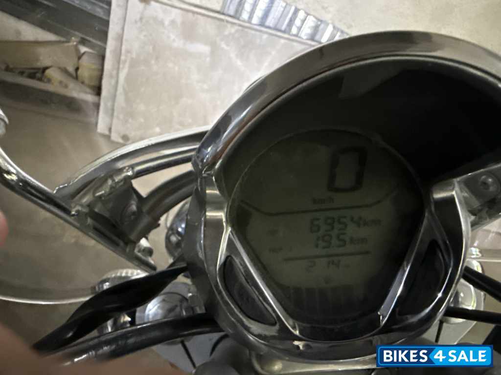 Moon White Bajaj Avenger Cruise 220 BS6