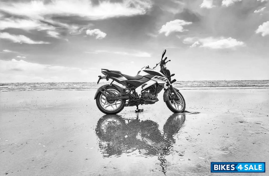 Pearl White Bajaj Pulsar NS 160 BS6
