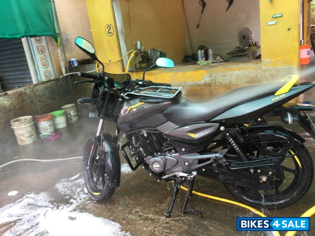 Bajaj Pulsar 150 Neon