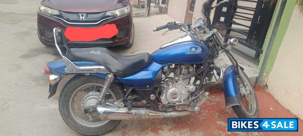 Blue Bajaj Avenger 220 DTS-i