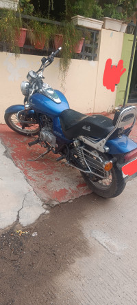 Blue Bajaj Avenger 220 DTS-i