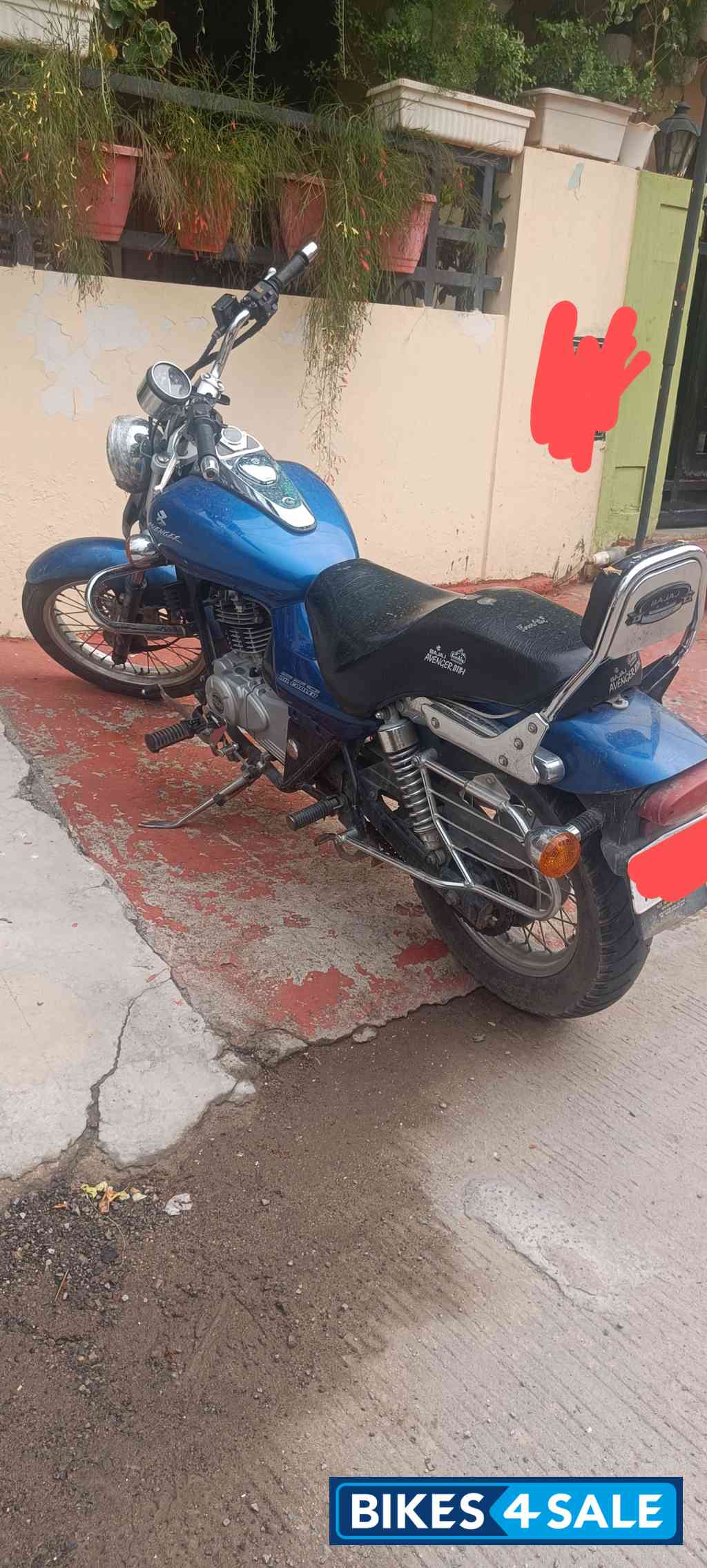 Blue Bajaj Avenger 220 DTS-i