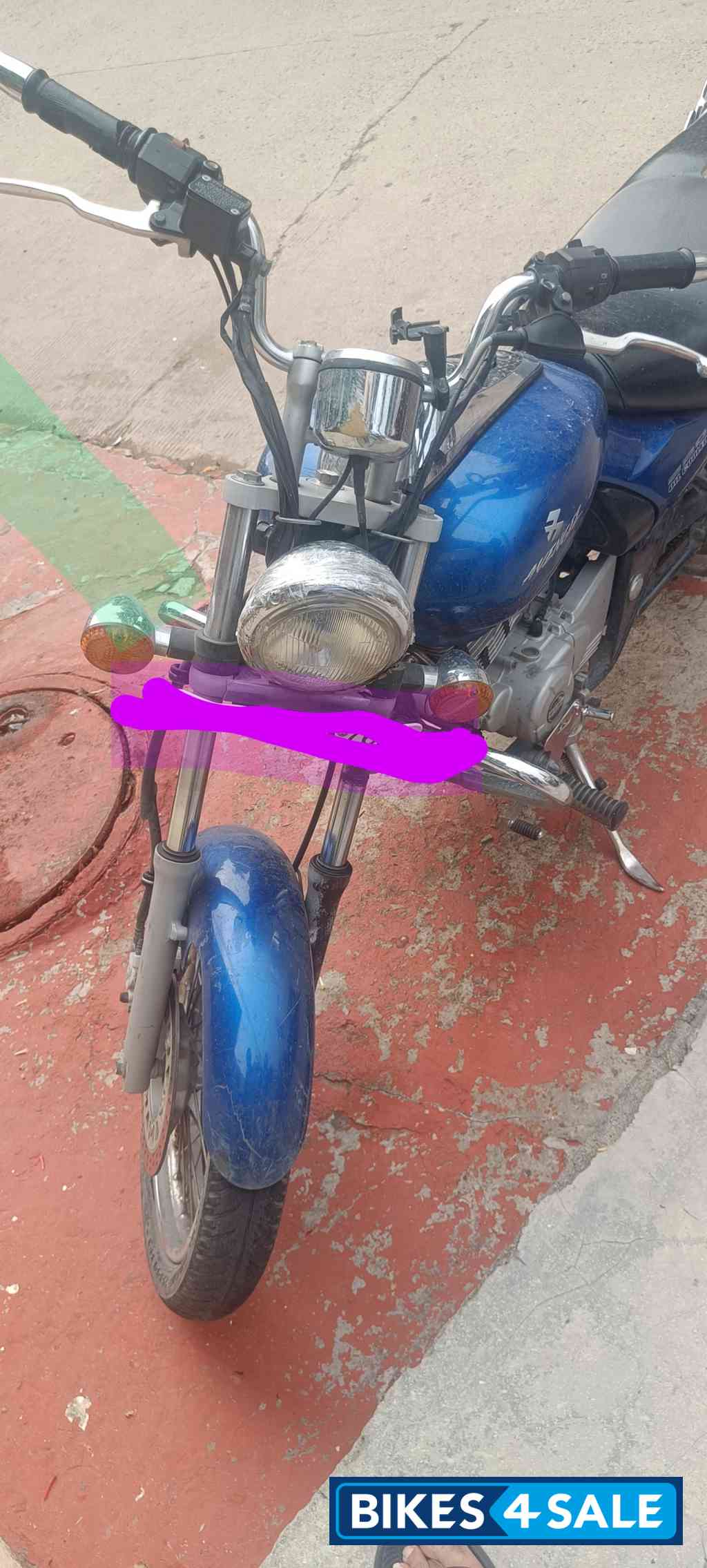Blue Bajaj Avenger 220 DTS-i