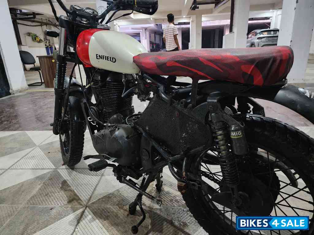 Red And White Royal Enfield Thunderbird TwinSpark 350