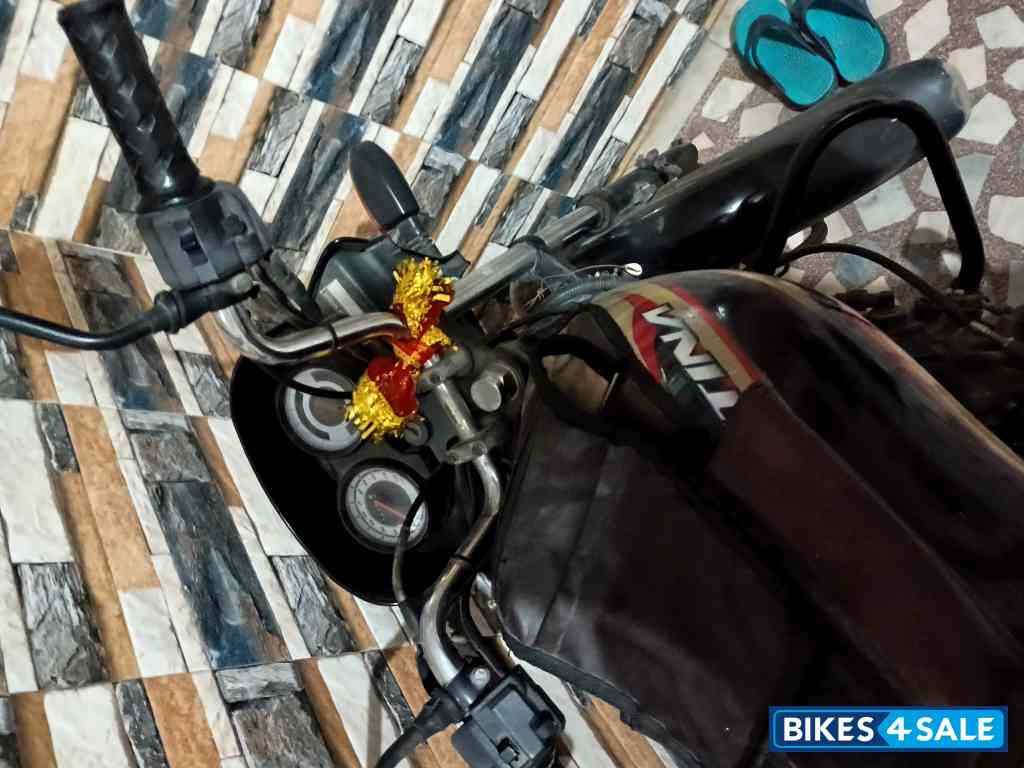 Black Bajaj Platina 100 ES