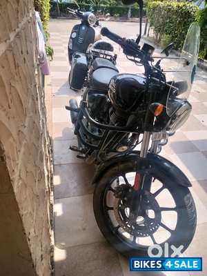 Black Royal Enfield Meteor 350