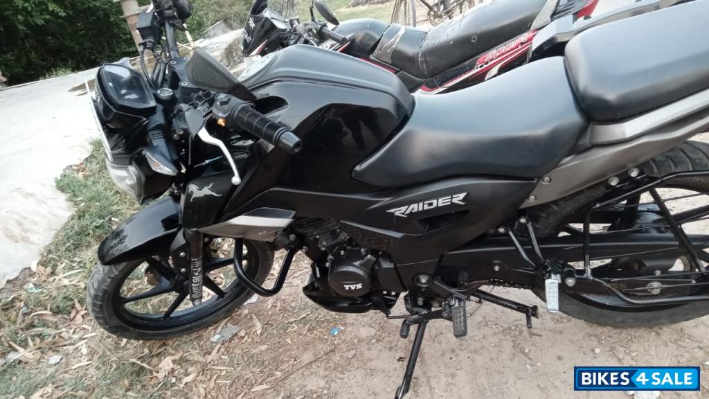 Black TVS Raider SX