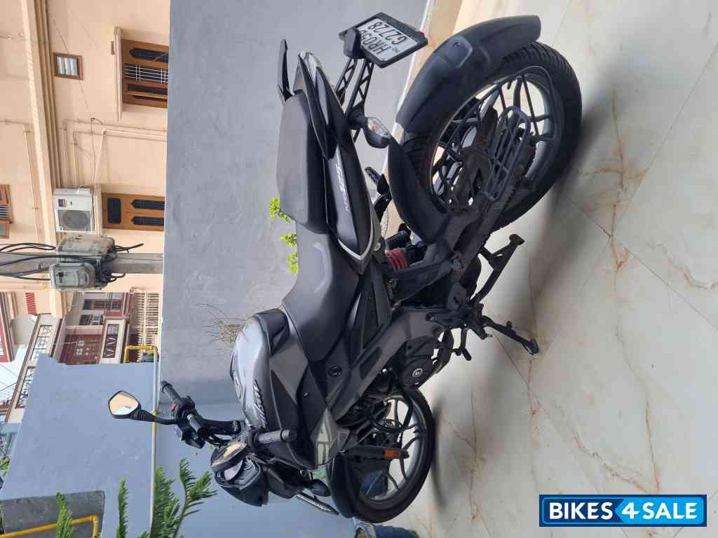 Black/silver Bajaj Pulsar NS 125