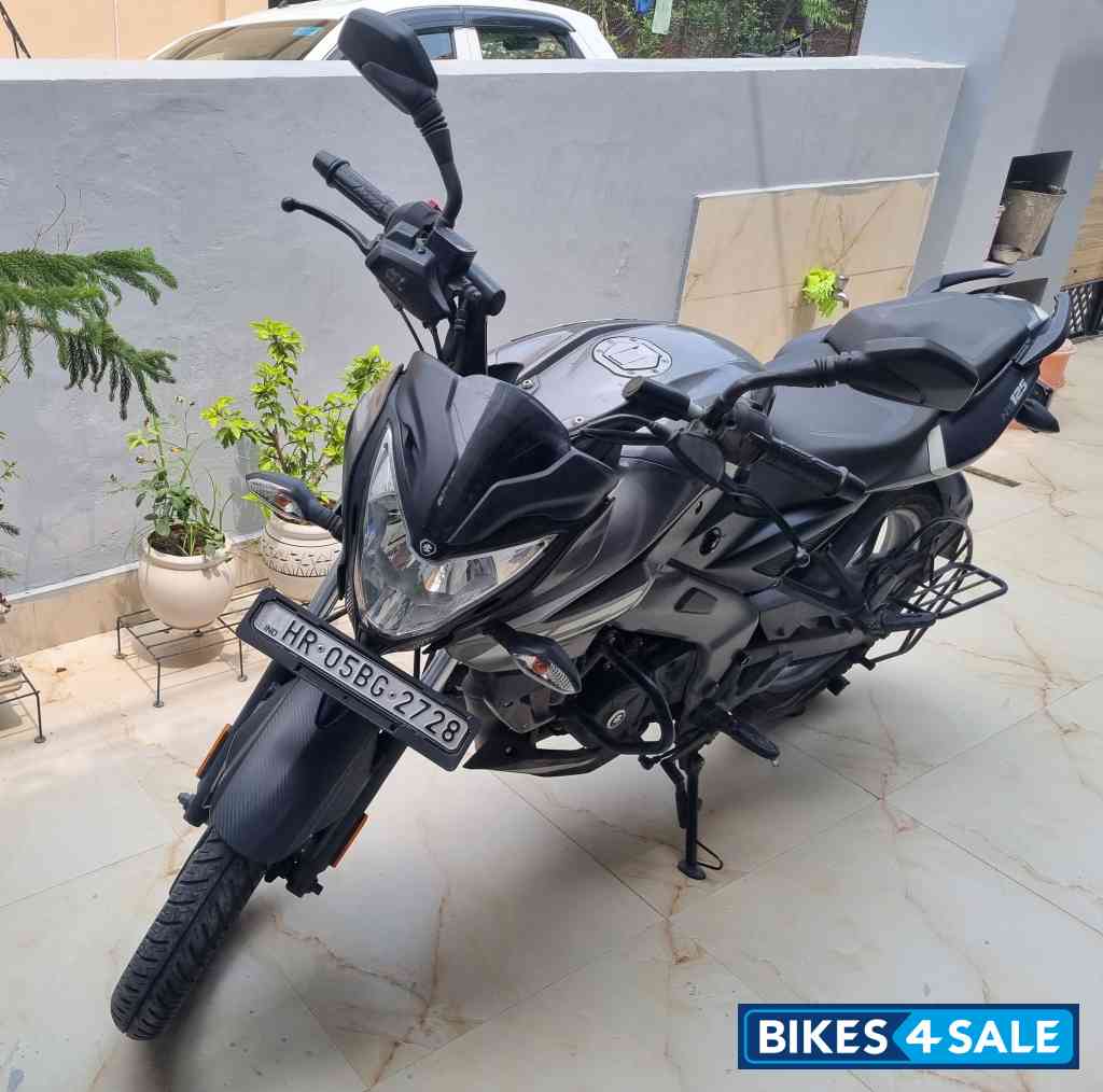 Black/silver Bajaj Pulsar NS 125