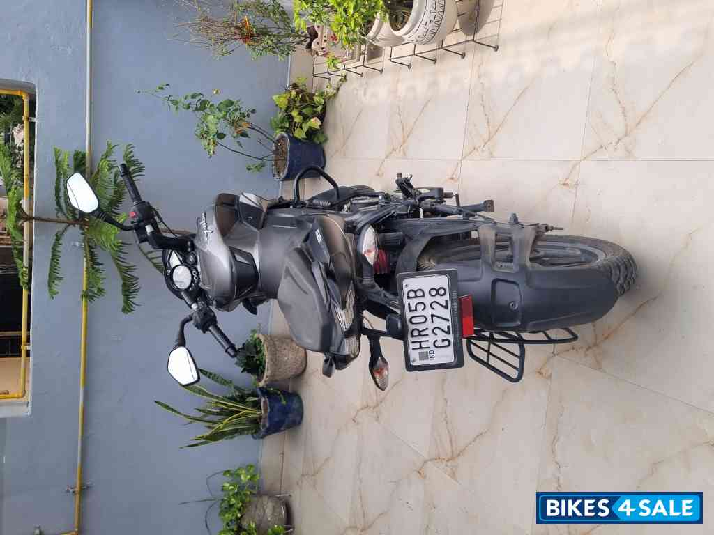 Black/silver Bajaj Pulsar NS 125