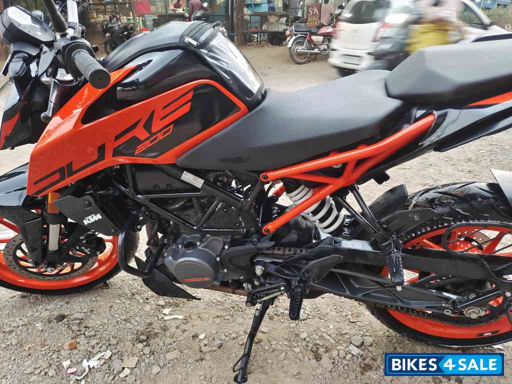 Orange KTM Duke 200 2022