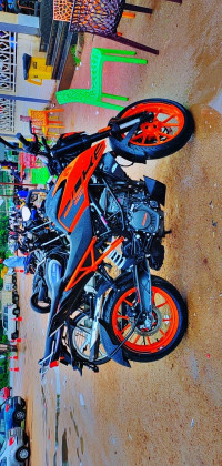 Orange KTM Duke 200 2022