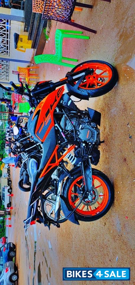 Orange KTM Duke 200 2022