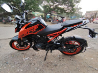 Orange KTM Duke 200 2022