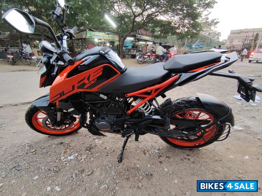 Orange KTM Duke 200 2022