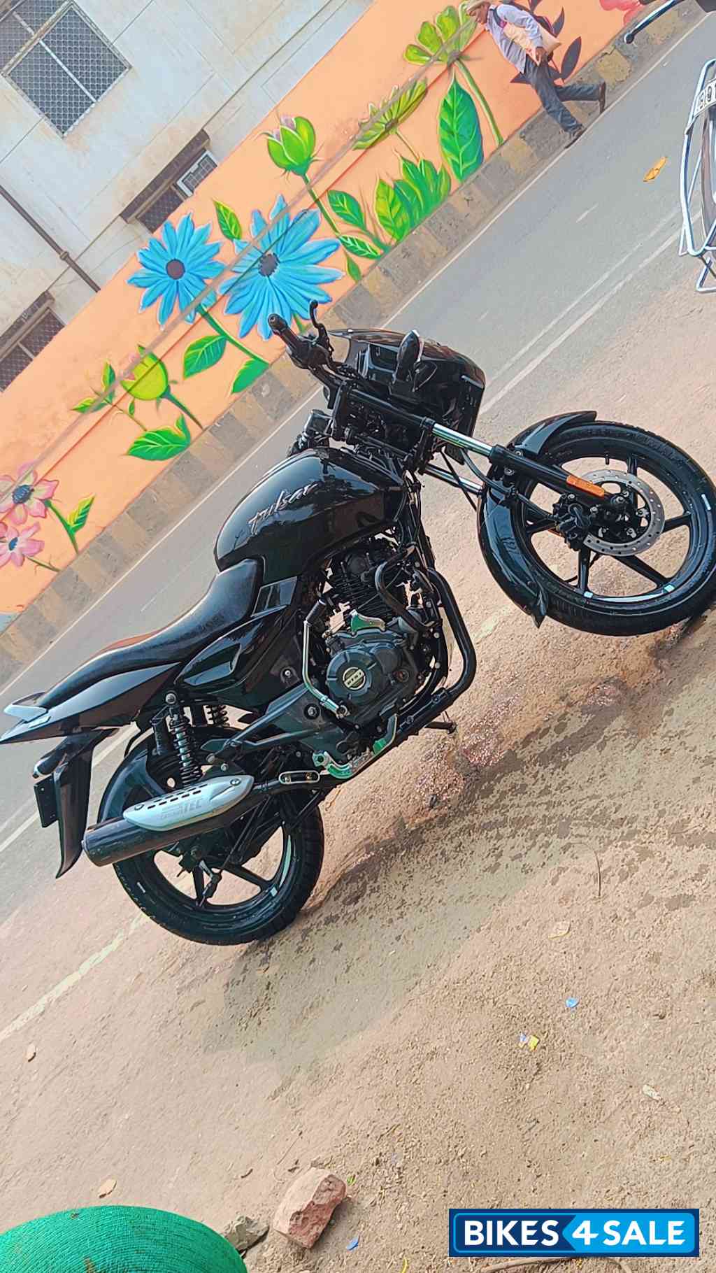 Black Bajaj Pulsar 125 Neon Disc Single Seat