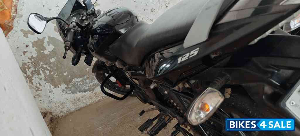 Black Bajaj Pulsar 125 Neon Disc Single Seat