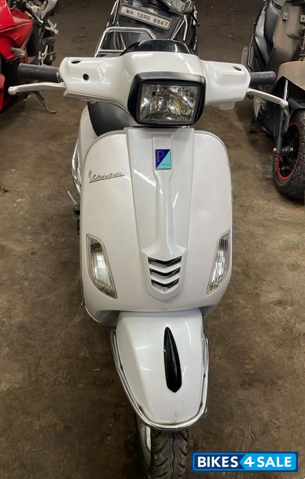 Pearl White Vespa LX 125