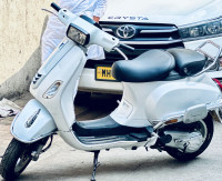 Pearl White Vespa LX 125