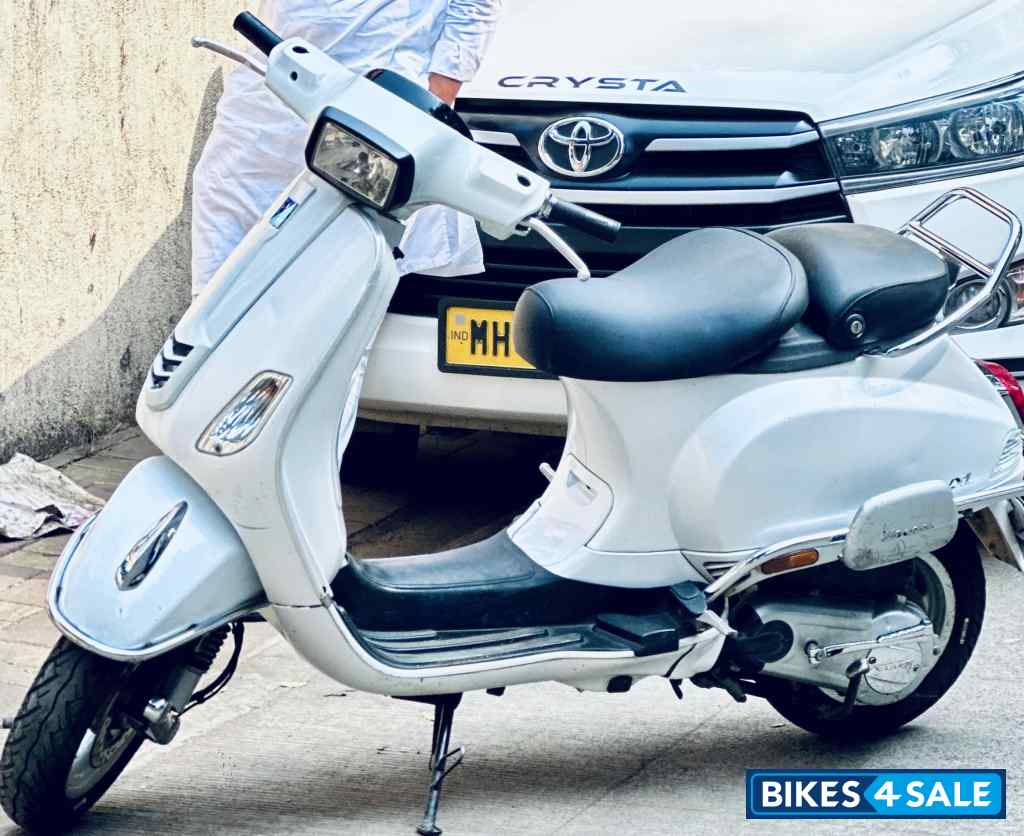 Pearl White Vespa LX 125