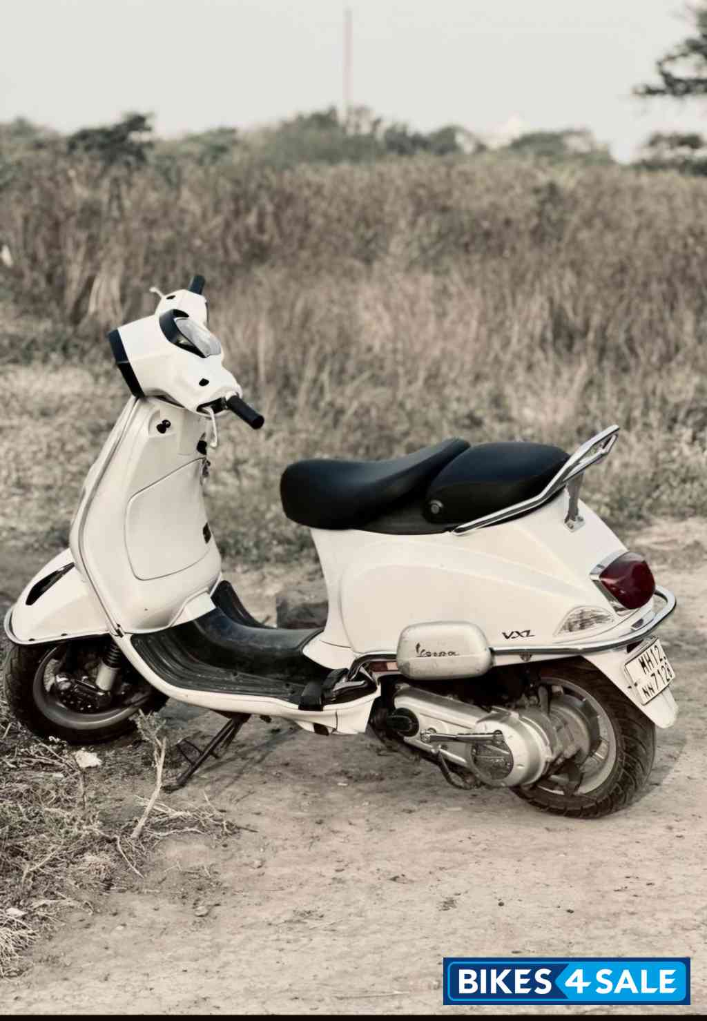 Pearl White Vespa LX 125