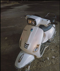 Pearl White Vespa LX 125