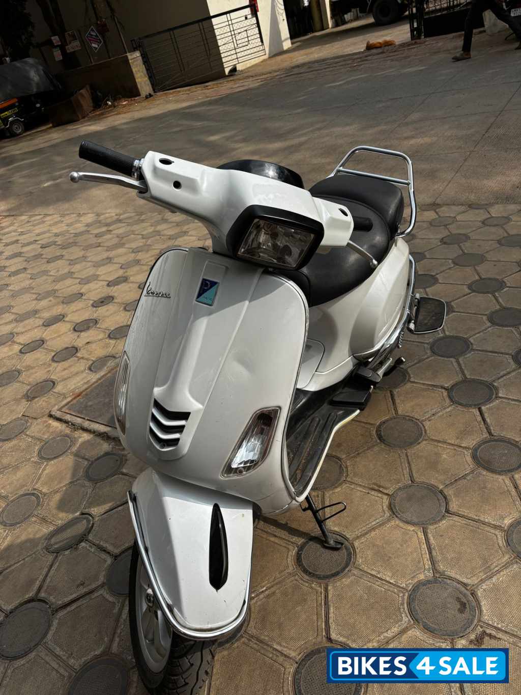 Pearl White Vespa LX 125