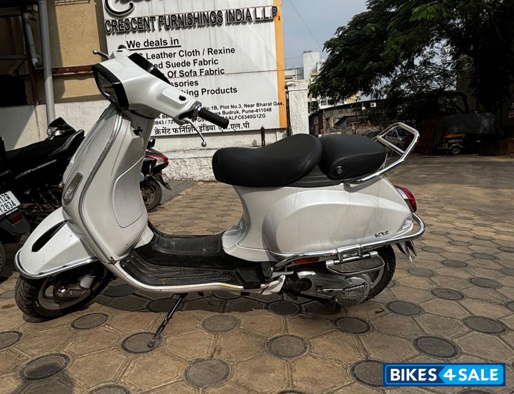 Pearl White Vespa LX 125