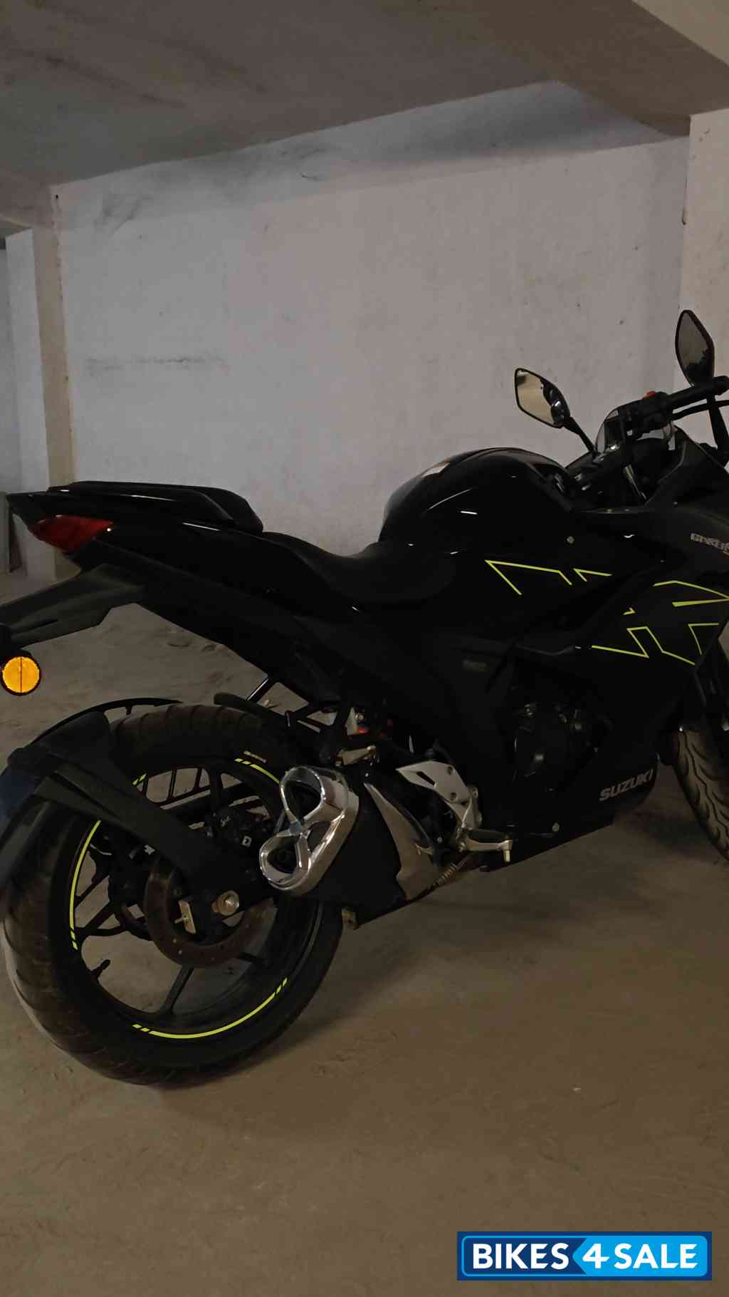 Black Suzuki Gixxer SF