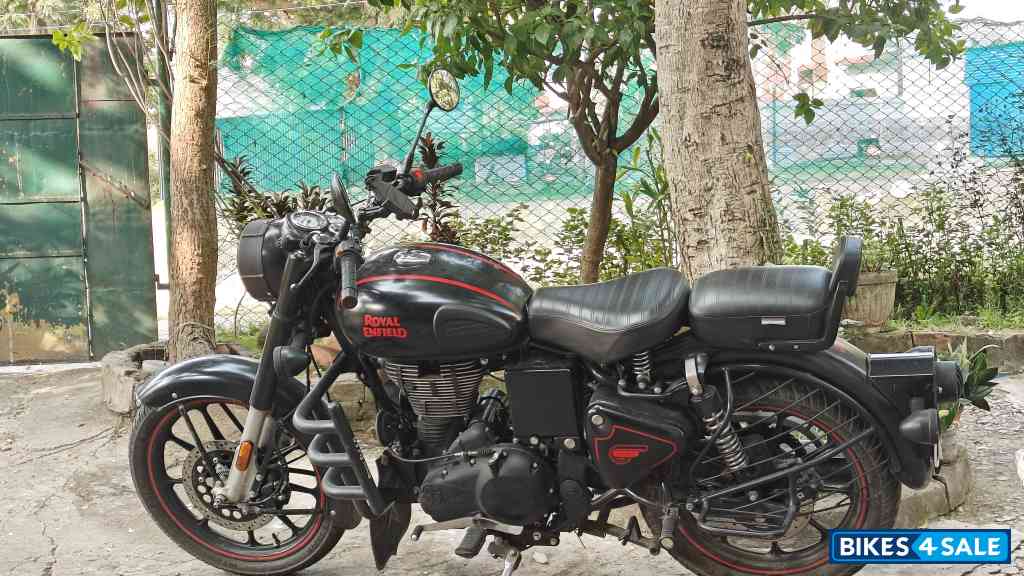 Stealth Black Royal Enfield Classic 350 BS VI