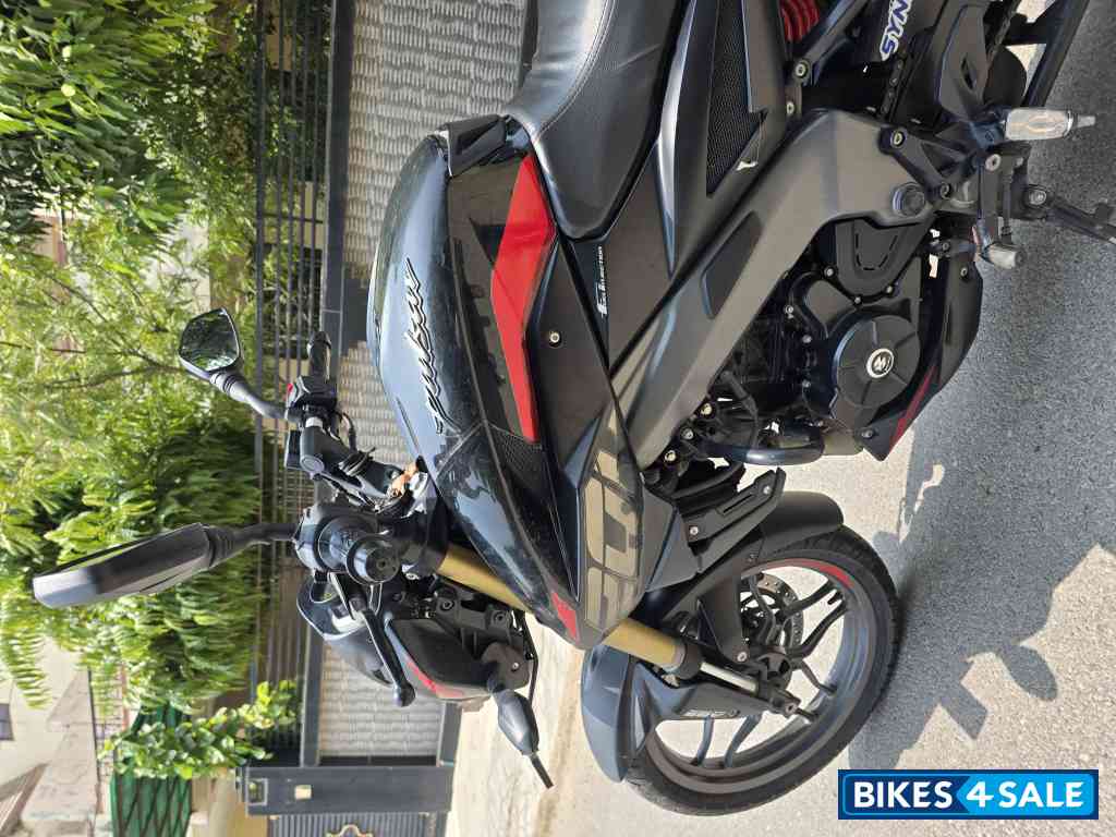 Evony Black Bajaj Pulsar 200 NS ABS
