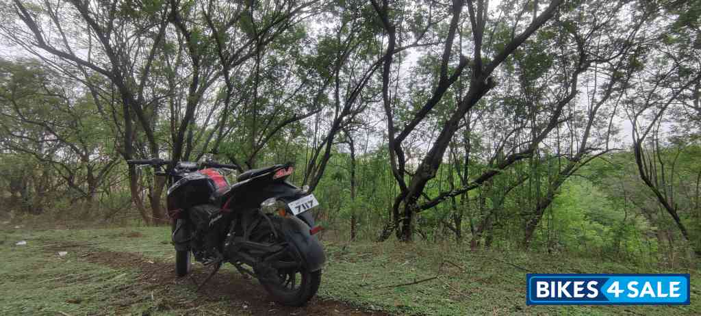 Black-red TVS Apache RTR 200 4V 2022