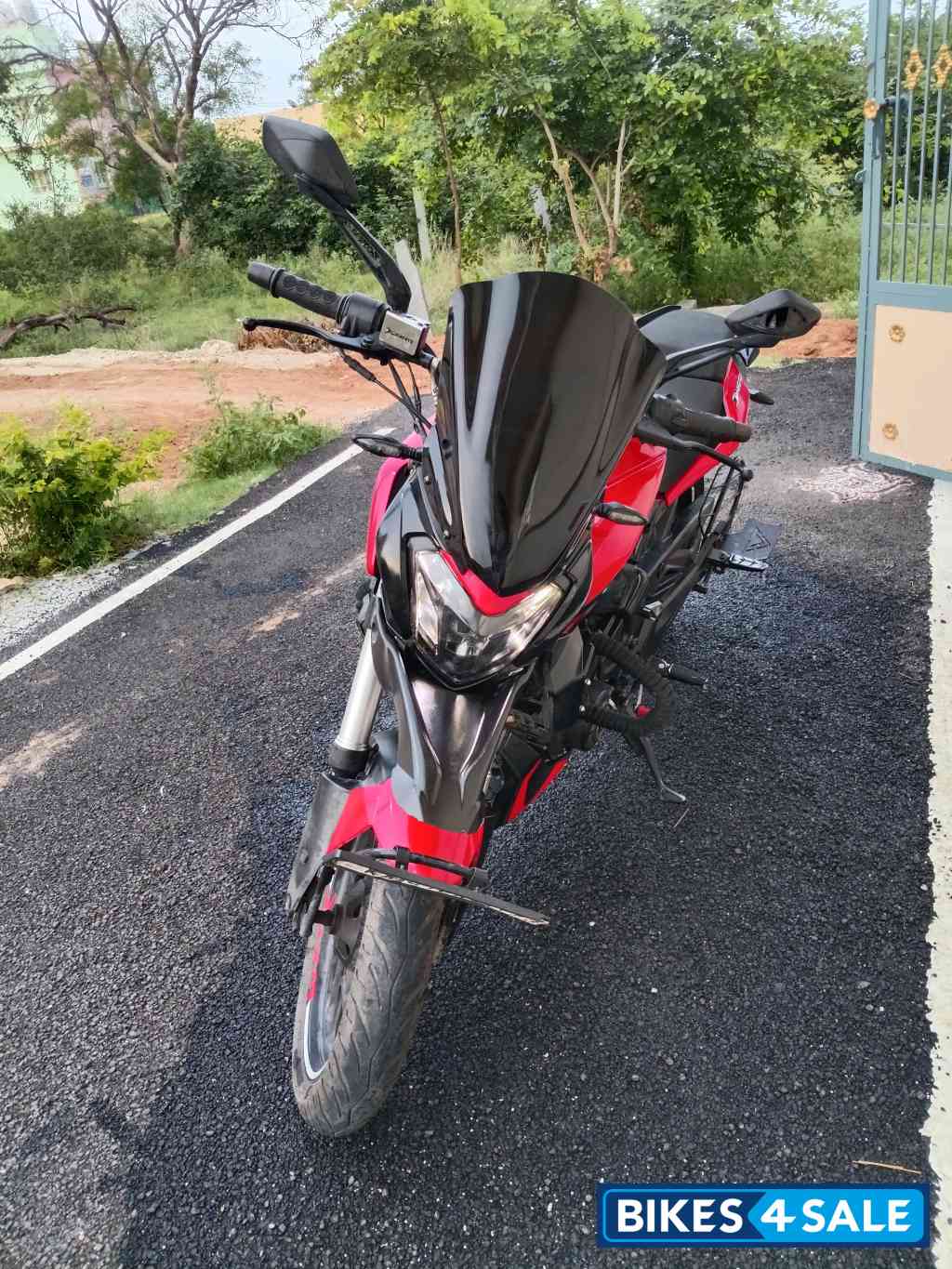 Red Bajaj Dominar 250