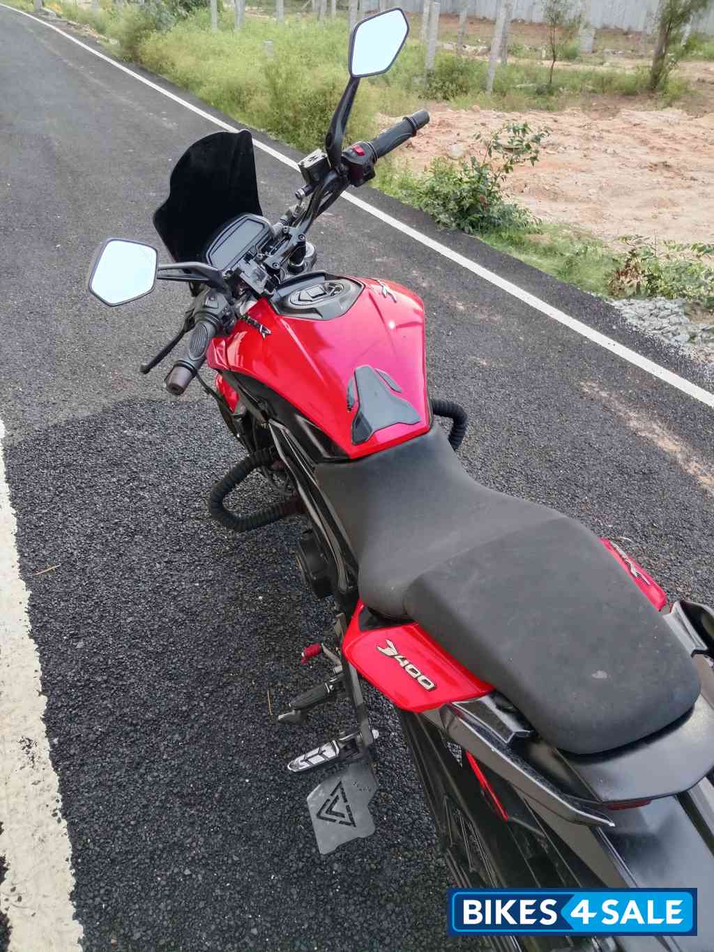 Red Bajaj Dominar 250
