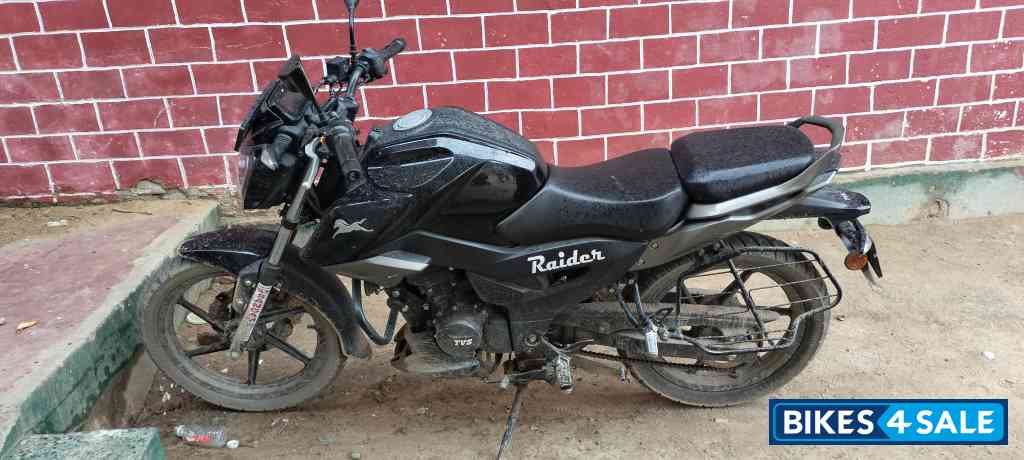 Black TVS Raider 125