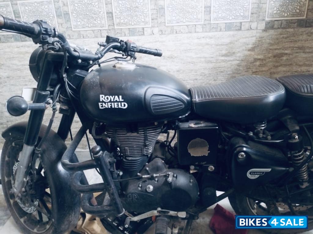 Stealth Black Royal Enfield Classic 500