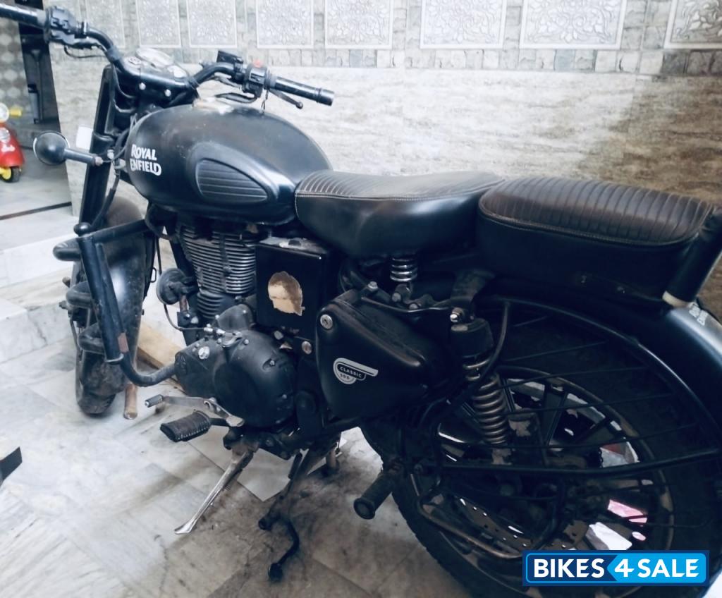 Stealth Black Royal Enfield Classic 500