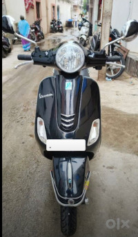Black Vespa ZX 125 BS6