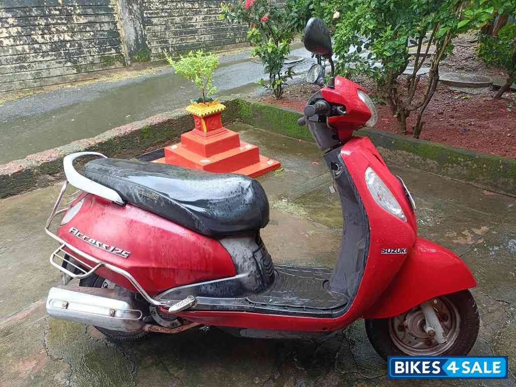 Red Suzuki Access 125