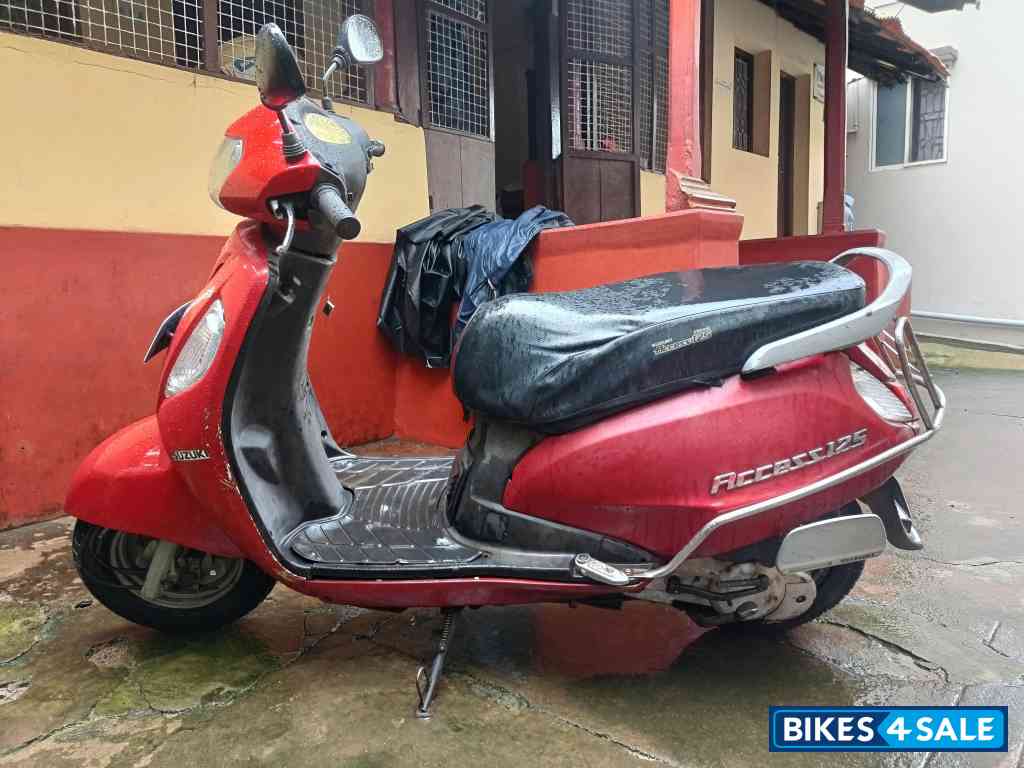 Red Suzuki Access 125