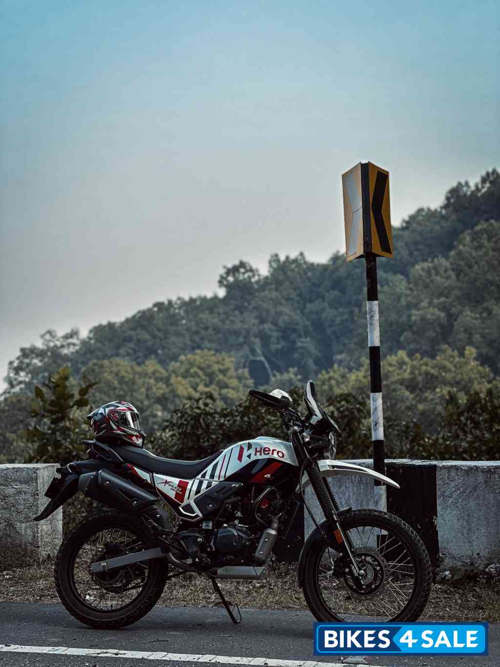 White And Red Hero Xpulse 200 4V Rally Edition