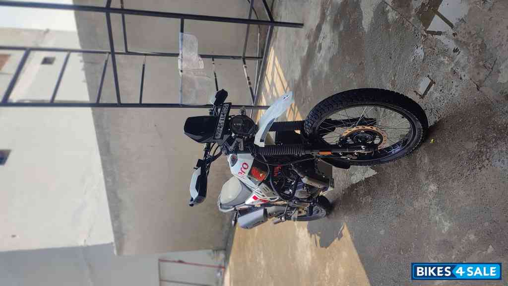 White And Red Hero Xpulse 200 4V Rally Edition