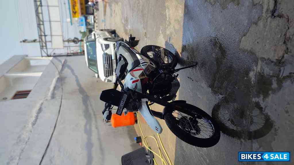 White And Red Hero Xpulse 200 4V Rally Edition